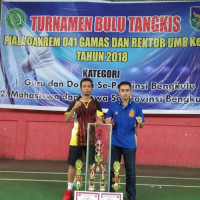 Pasangan Ganda Bulutangkis MAN 2 Kepahiang Boyong Trophy Bergilir Danrem 041 Gamas Bengkulu