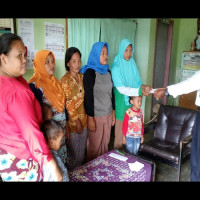 Kepala MIS Nurul Huda RL Bagikan Transport Siswa Golongan RTM