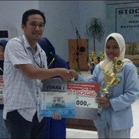 Siswi MAN 1 Kota Bengkulu Juara 1 Stocklab Competition FE UNIB