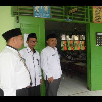 Kepala Kemenag  RL Bersama Kasi PTK Kanwil Bengkulu Pantau Pelaksanaan UN di MIN 1 RL