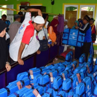 Kantor Kemenag Kabupaten Mukomuko Bagikan Tas Koper CJH