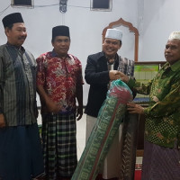 Kepala Kankemenag MM Serahkan Bantuan Ambal Sajadah