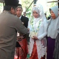 KUA Bingin Kuning Selesai Akad Langsung Serahkan Buku Nikah