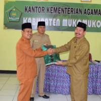 Kemenag MM Serahkan Baju Rohaniwan Kepada Kepala KUA