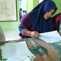 Masyarakat Antusias Isi Kuisioner Indeks Kepuasan Layanan KUA Kecamatan Sungai Rumbai