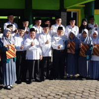 Tiga (3) Siswa/I Madrasah Kota Bengkulu Terima Piagam Penghargaan 12 Siswa Berprestasi