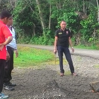 Benahi  Sarana-Prasarana, Guru MI Al Hikmah Hulu Palik Lakukan Gotong Royong