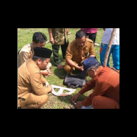 Ka.KUA Teramang Jaya Dampingi Ka.Peny Syariah Ukur Arah Kiblat Pembangunan Masjid Desa Nelan Indah