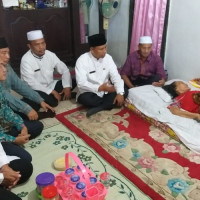 Kepala Kantor Kemenag BS Kunjungi  Zuraidah dan Sudiana