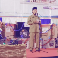 Kepala KUA Penarik Pimpin Doa Acara Pembagian Hadiah BRI Simpedes