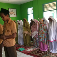 Kapasitas Mushola Terbatas, Siswa MTsN 1 Lakukan Sholat Dzuhur Berjamaah Bergantian