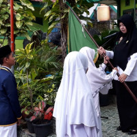 Kepala MTsN 1 Kota Bengkulu Lantik Pengurus OSIS