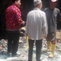 Tinjau Lokasi Kebakaran, Ketua Baznas Bengkulu Utara dan Kepala Kua Padang Jaya Salurkan Bantuan