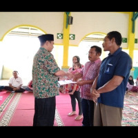 MTsN 2 Kota Bengkulu Bagikan Zakat Profesi Guru dan TU