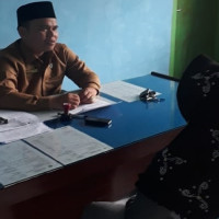 Ka. KUA Teramang Jaya Bimbing Warga Desa Nelan Indah Ucapkan Diua Kalimat Syahadat