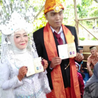 KUA Pelabai Selesai Prosesi Akad Langsung Serahkan Buku Nikah Pada Pengantin