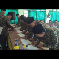 Awali 2019,Pejabat Kemenag BS Tanda Tangan Pakta Integritas