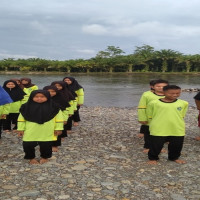 SISWA/I MTsN 4 MUKOMUKO LATIHAN RENANG DI SUNGAI MUAR MALIN DEMAN