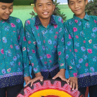 Siswa MTsN 2 Mukomuko Sulap Ban Bekas Jadi Tempat Duduk Unik