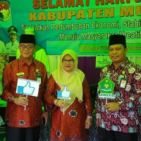 Ka. Kemenag MM Dampingi Ka.Kanwil kemenag Bengkulu Kunjungi Stand Pameran Kemenag Mukomuko