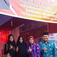 Ketua DWP Kemenag MM Kunjungi Stand Pameran  AET Travel PWN