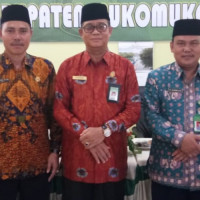 Kakanwil Kemenag Bengkulu Serahkan Piagam Pengahrgaan Kepada Duta KSM MTsN 1 Mukomuko