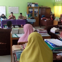 Kepala MTsN 1 Mukomuko Berikan Motivasi dan Inovasi Saat Rapat Bulanan