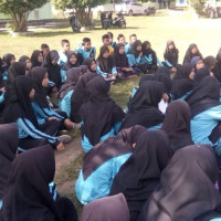 Muliyadi Beri Arahan Kepada Siswa Dengan Santai