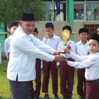 Ka. MIN 6 Mukomuko Serahkan Hadiah Pada Siswa Peraih Juara Dalam Ajang HUT Kabupaten MM