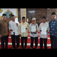 Kasi Bimas Kemenag Benteng Dampingi Nazir Terima Sertifikat