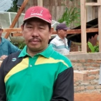 Ka. KUA Pondok Suguh Pantau dan Ikut Gotong Royong Pembangunan Bedah Rumah