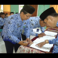 Kepala MIN 3 Rejang Lebong Tandatangani Pakta Intergritas