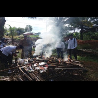 Disaksikan Kepala KUA Kecamatan, Kanwil Kemenag Bersama Kemenag Benteng Musnahkan Buku Nikah