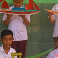 Siswa MIN 1 Mukomuko Sulap Sisa Pelepah Kelapa Jadi Karya yang Menarik