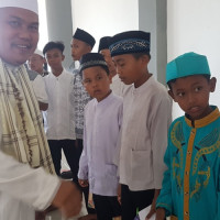 Ka. Kemenag MM Serahkan Santunan Anak Yatim