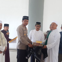 Ka. Kemenag MM Dampingi Kapolres Serahkan Ambal Sajadah Masjid Agung Baitul Huda