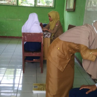 Siswa MTsN 2 Mukomuko Jalani Pemeriksaan Kesehatan dari Puskesmas Bukit Makmur