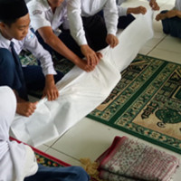 Siswa MTs N 2 Bengkulu Tengah Mengikuti Praktek  Mengafani Jenazah