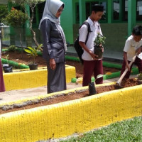 HARI TERAKHIR USBN SISWA MIN 1 MUKOMUKO MELAKUKAN PENGHIJAUAN