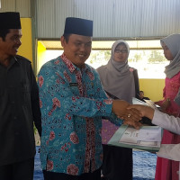 Ka. Kemenag MM Serahkan Hadiah Siswa Berprestasi