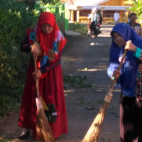 KUA Pondok Kelapa Kerja Bakti Bersihkan Lingkungan