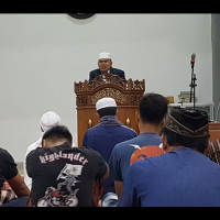 Ka. Kan Kemenag Mukomuko Sampaikan Tausiyah Zuhur di Masjid Agung Baitul Huda