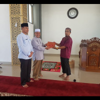 Ka. Kemenag MM Serahkan Bantuan Al Qur’an Tafsir 30 Juz Kepada Pengurus Masjid Agung Baitul Huda