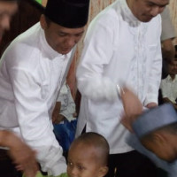 Tutup Safari Ramadhan, Ka. Kemenag BU Bagikan Al-Qur’an dan Santuni Anak-anak yatim