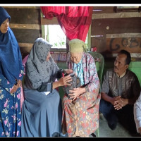 MIN 1 Rejang Lebong Bagikan Zakat Fitrah Kepada Kaum Dhuafa