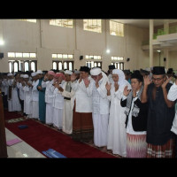 Ka Kemenag Lebong  bersama Bupati  Shalat Ied di Masjid Agung