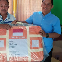 Bagi Tas Koper CJH, Ka. Kemenag Bengkulu Utara Ingatkan CJH Patuhi Aturan