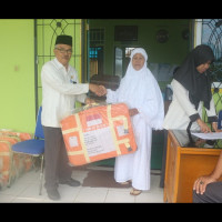 Kemenag Kaur Bagikan Koper Jamaah Calon Haji