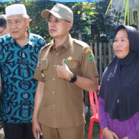 Kakan Kemenag  Dampingi Bupati Serahkan Bedah Rumah dan KIS