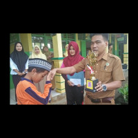 Ka. MIN 1 Bengkulu Utara Beri rewards siswa Berpretasi